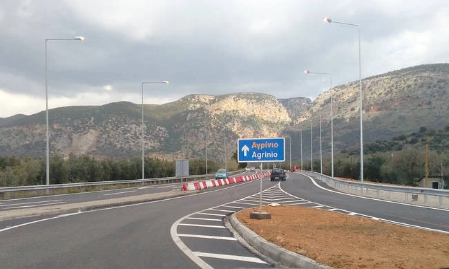 Απίστευτο περιστατικό στο Αγρίνιο: Η Εθνική Οδός γέμισε με χαρτονομίσματα – Δείτε τι έγινε